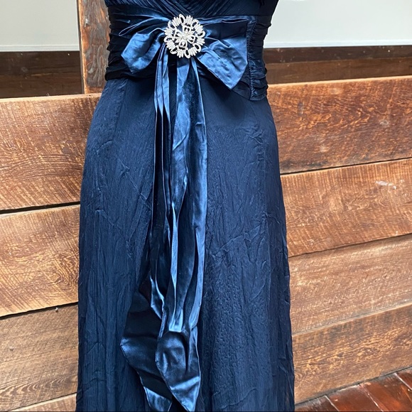 Caché Luxe Full Length Silk Gown w/ Flutter Sleeves & Brooch - Picture 10 of 16